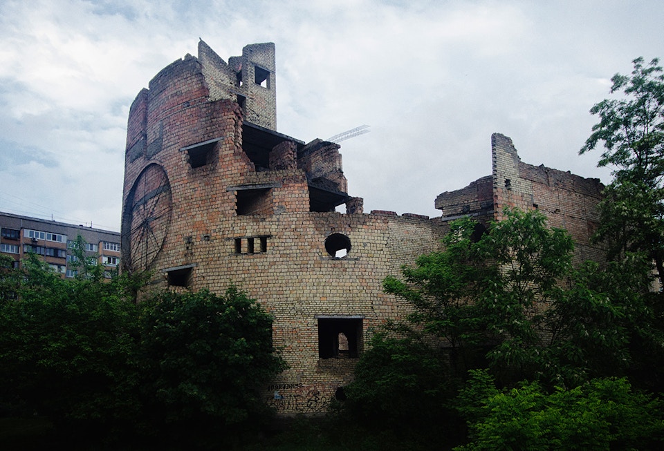 Недостроенное здание культурно-развлекательного комплекса на Виноградаре, май 2016 года. Фото: Савелий Барашков Kievarch_14_6
