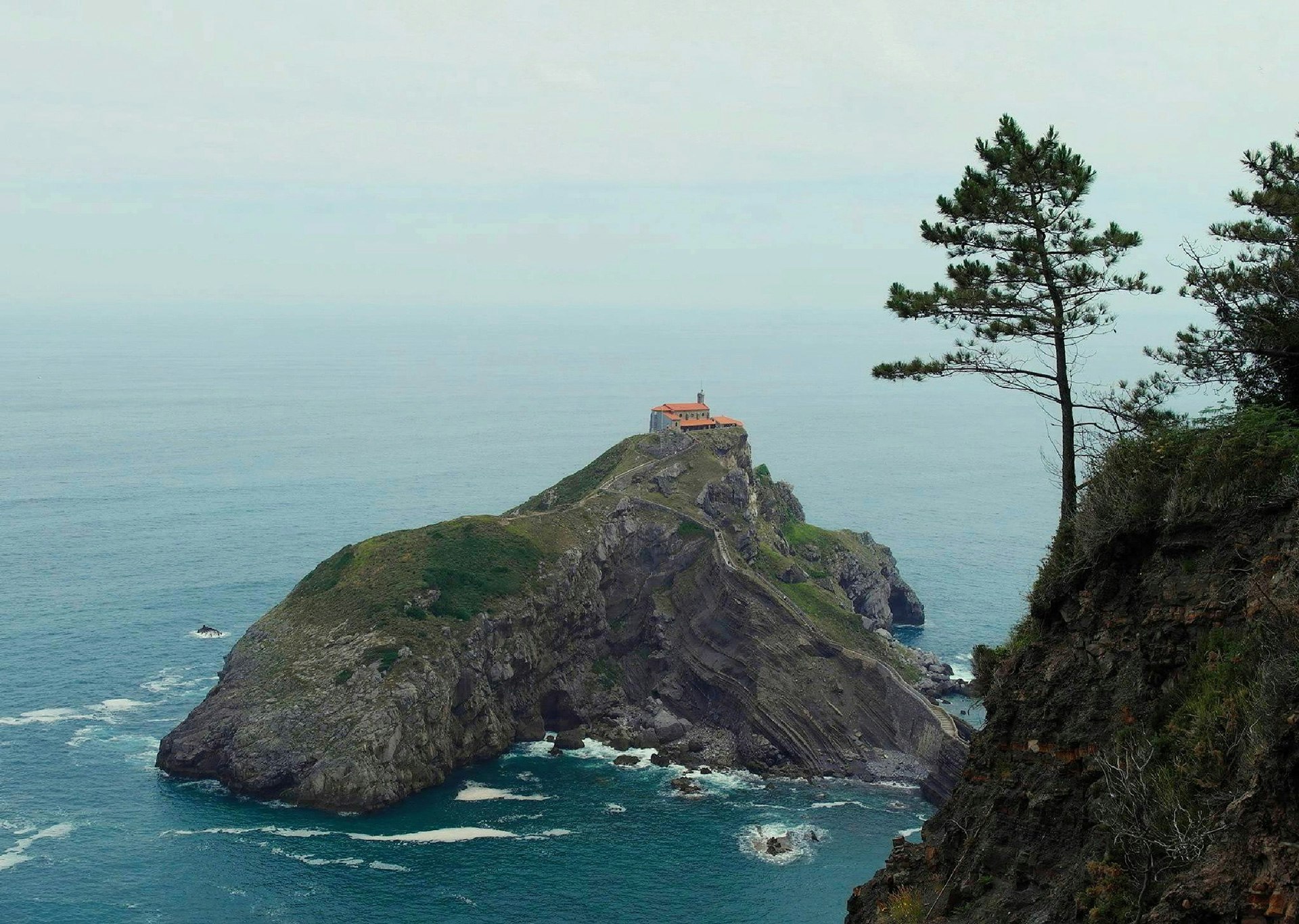 Церковь Сан Хуан де Гастелугаче, одно из самых живописный мест в Стране Басков