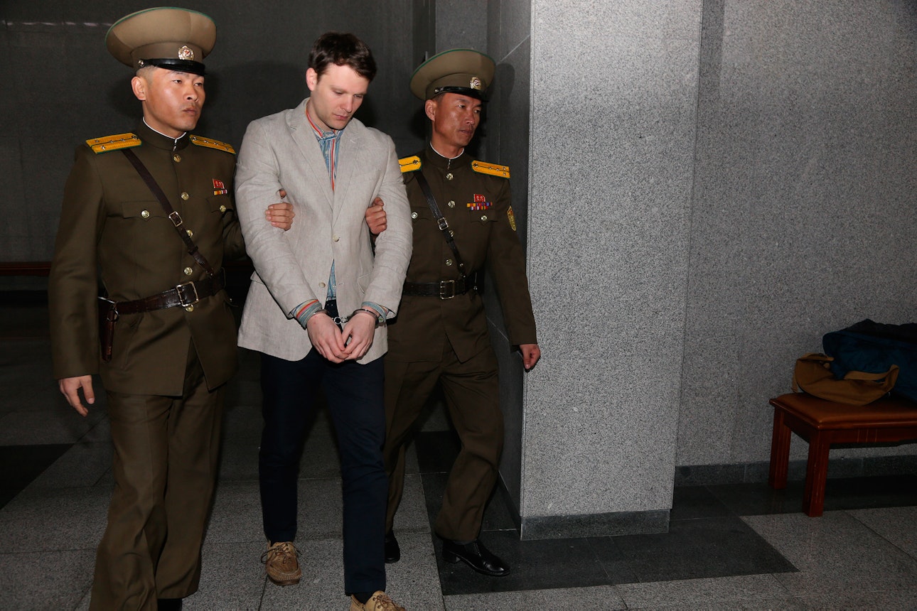 Отто по пути на суд, 16 марта 2016 года. Фото: Guo Yina / NURPHOTO / AFP / East News
Otto-Warmbier_01