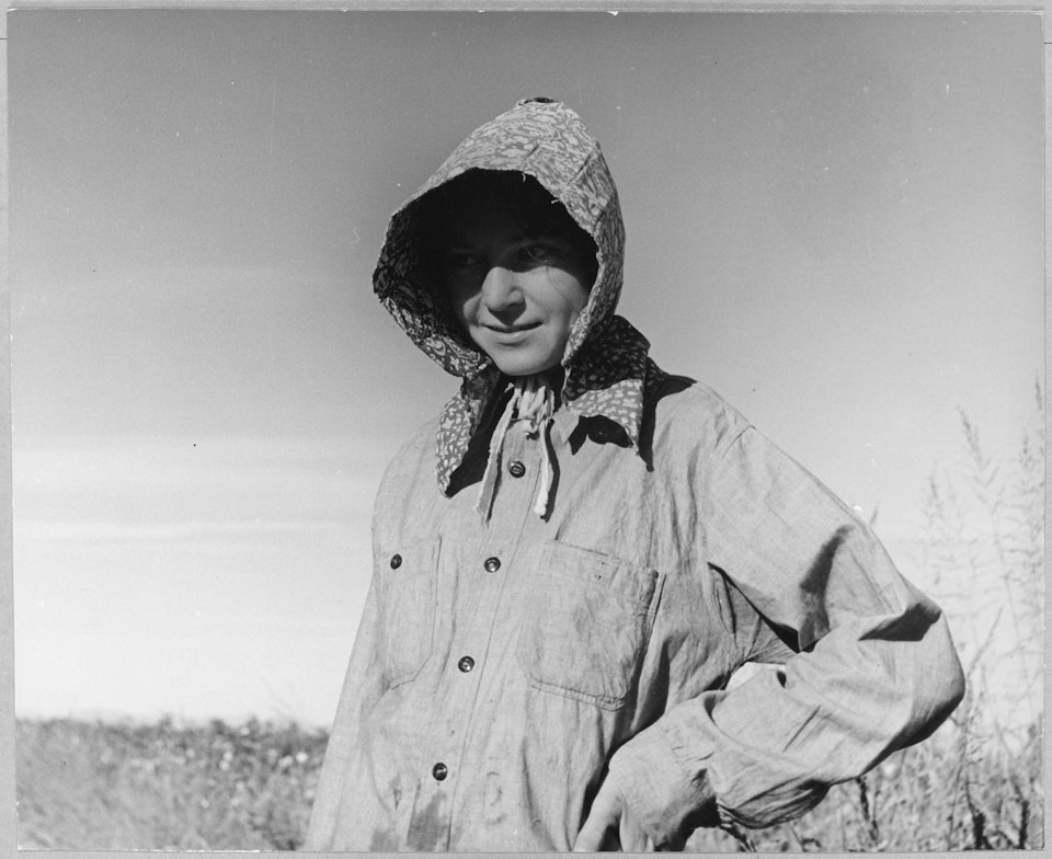 dorothea_lang_Eloy,_Pinal_County,_Arizona._Young_cotton_picker_wears_the_typical_Texas_sunbonnet_in_the_Arizona_co_._._._-_NARA_-_522235