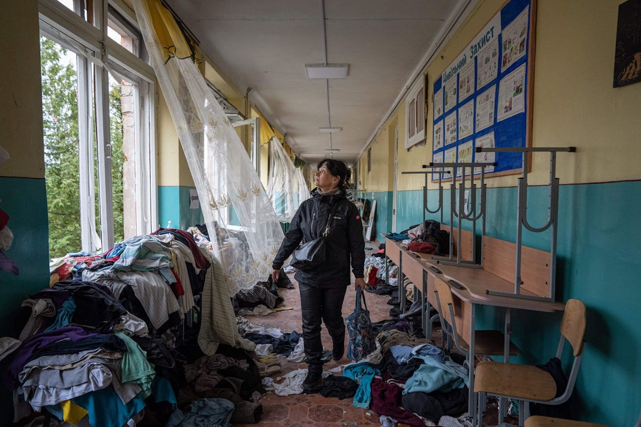 Директорка Ірина Хоменко йде коридором школи, яка постраждала від авіаудару російських військ. Чернігів, 13 квітня 2022 року.